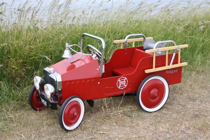 onbekend - Retro fire truck pedal car