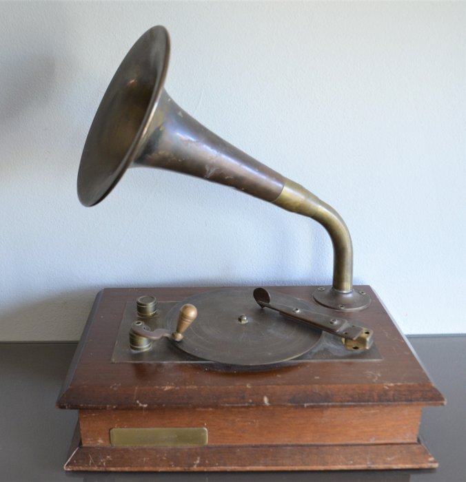 alte Spieluhr in Form eines antiken Edison-Grammophons - Holz, Kupfer, Messing