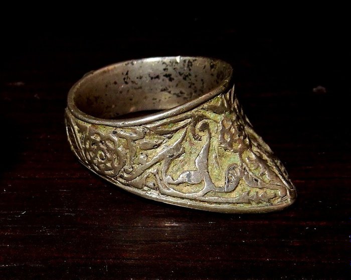 中世纪 银 -Seljuk弓箭手戒指刻有银色 - 3.2×2.6×1.7 cm