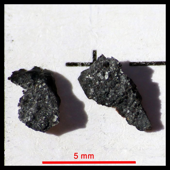 Topp "Black Beauty" NWA 11921 MARTIAN METEORITE Polymict Breccia Akandrit meteroit - 5×3×2 mm - 0.02 g - (2)