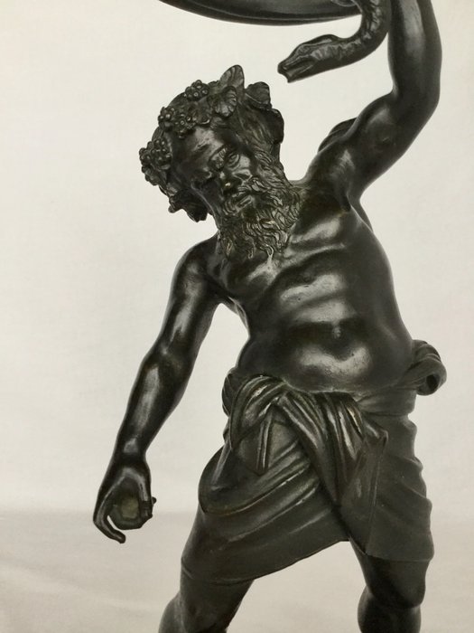 Antike Bronzestatue aus dem 19. Jahrhundert, die Bacchus mit einer Schlange darstellt - Bronze