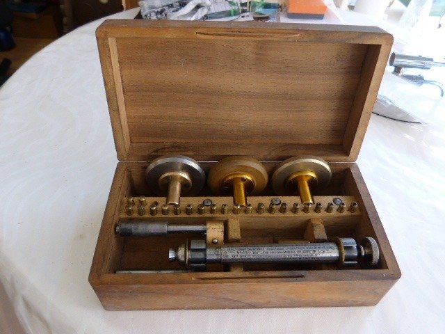 Machine de polissage à tête de vis - Acier, Bois, poirier, Laiton - XXe siècle