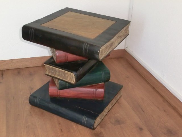 Tabell med kryss-stablet bøker i massivt tre (1)