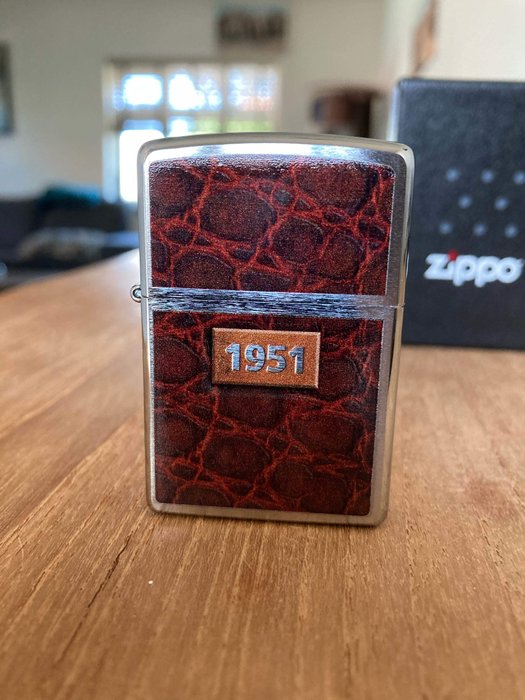 Zippo.  1951, Leather Design  - Feuerzeug - 1