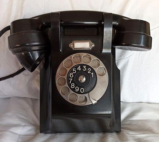Ericsson DBH 1001 - En bakelit-telefon på væggen