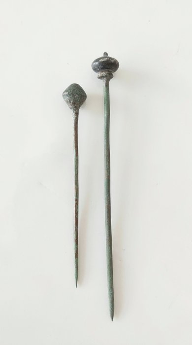 Roma Antiga Bronze Duas agulhas do Império Romano: uma agulha de cabeça de cogumelo e uma agulha de cabeça de espiral - (2)
