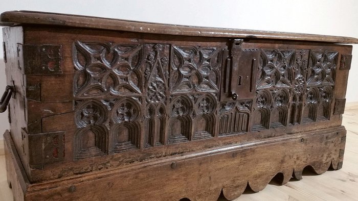 Låda, Möbler (1) - Gothic - Valnöt - 1400-talet