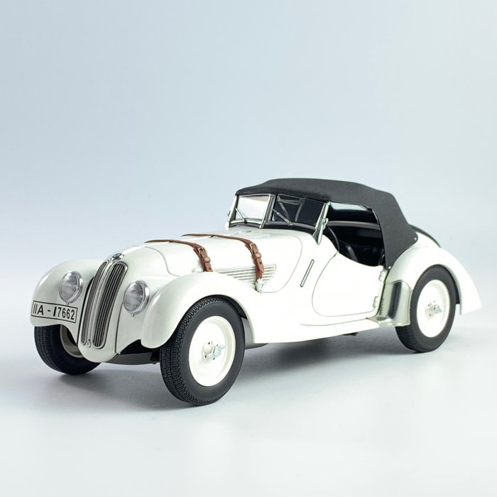 Autoart - 1:18 - BMW 328 Roadster white from 1937 - Hvid med sort sovesofa