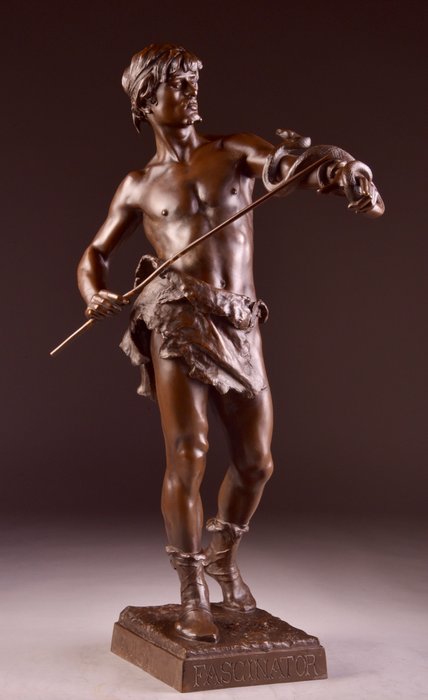Eugène Marioton (1857-1933) - Sculpture, Imposing male figure with snake "Fascinator" - 87 cm - Bronze (patinated) - Late 19th century