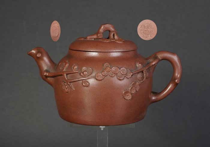 antique Chinese yixing teapot with prunus blossom decor (1) - Yixing clay - China - 19th century