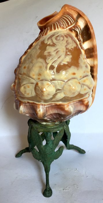 Carcasa tallada en camafeo, diseñada para lámpara - Cassis natural