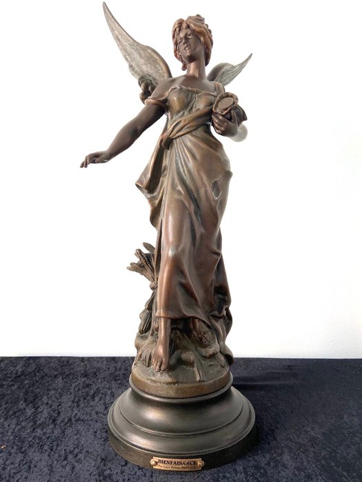Louis Moreau (1834-1917) - Große Statue "Bienfaisance" - 56 cm hoch - Rohzink - Ende des 19. Jahrhunderts
