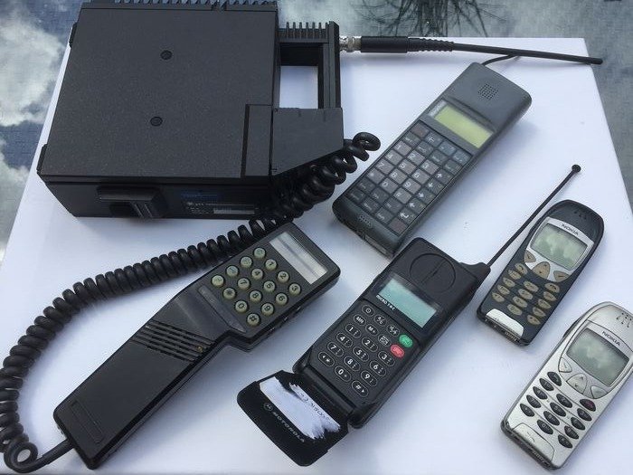 5 Philips, Nokia, Motorola, Siemens - Teléfono móvil