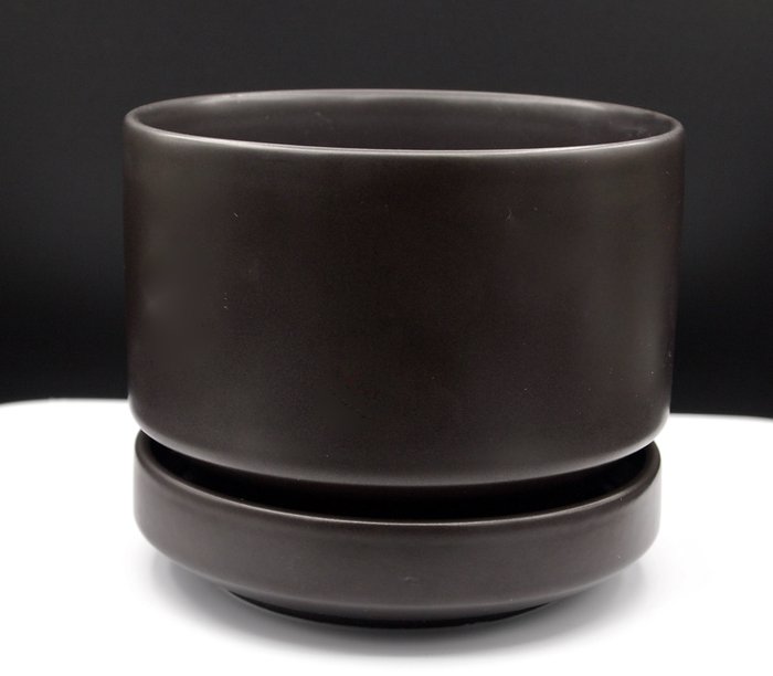 Richard Lindh - Arabia - - black flower pot with saucer
