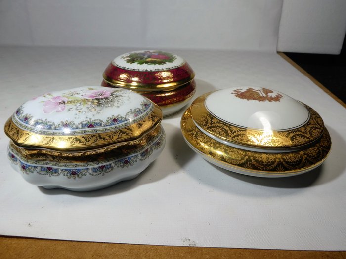 Limoges - 3 richly decorated lidded boxes / bonbonnieres - Porcelain