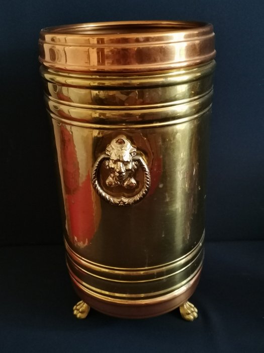 Beautiful umbrella stand with lion heads in hammered copper - France - circa 1960 (1) - Copper