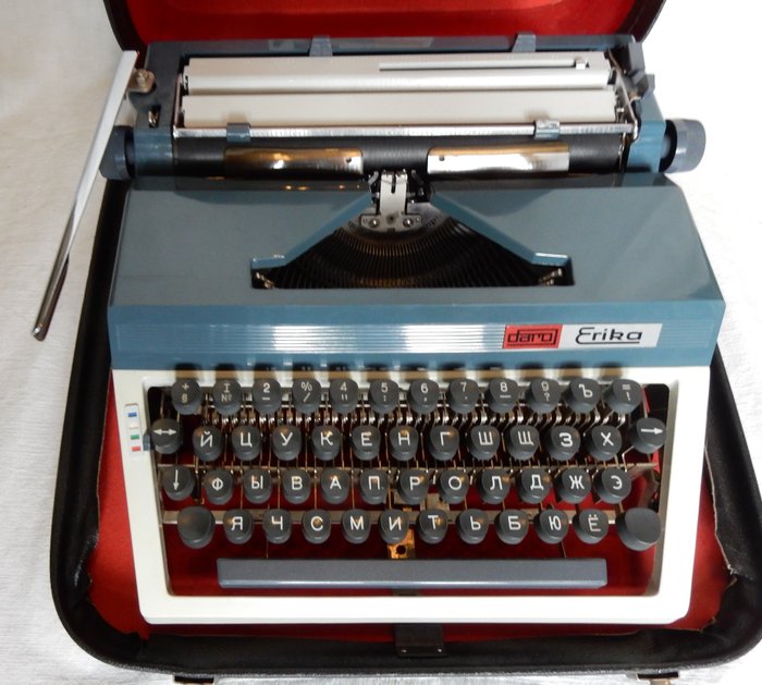Erika Daro model 30 - Máquina de escribir vintage - teclado ruso / cirílico - años 70 - Metal / plástico
