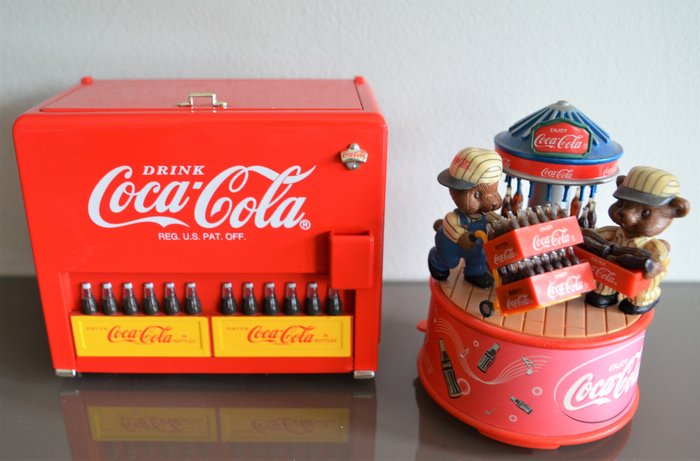Dos cajas de música de The Coca Cola Company, - resina, plástico, metal