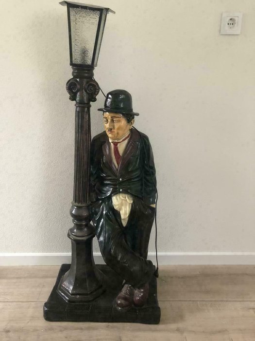 Lampa de podea Charlie Chaplin mare de 127 cm - Rășină/Poliester, Sticlă