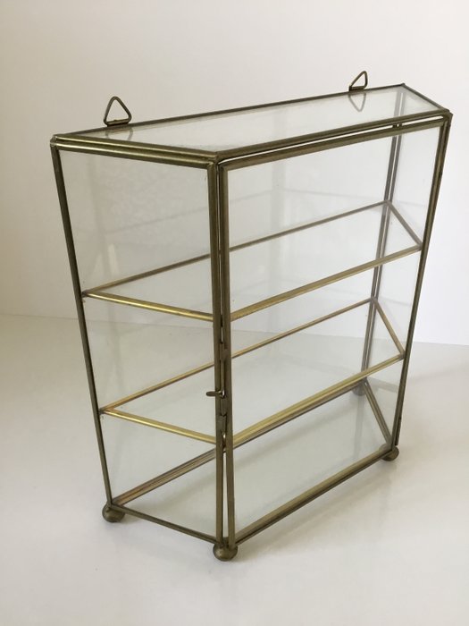 Mini display cabinet prismatic shape on feet - Brass, Glass