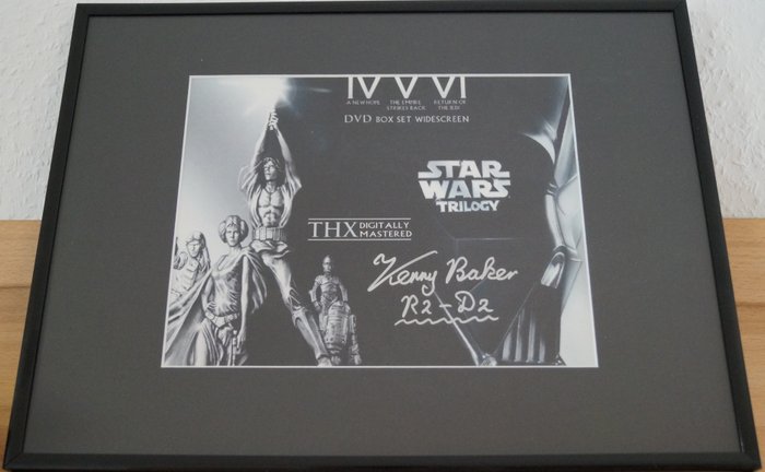Star Wars - Kenny Baker (+) was R2-D2 - R2-D2 - Autografo, Foto Signed, framed with Coa