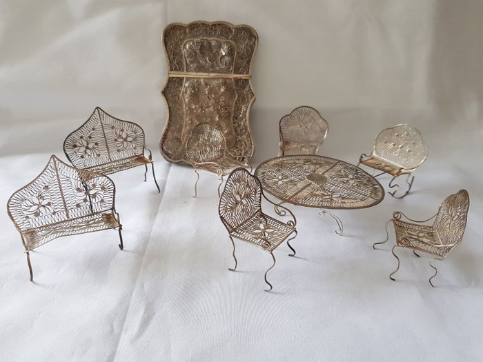 Neuf objets en filigrane d'argent, c'est-à-dire 8 divers meubles miniatures et une boîte pour cartes de visite. (9) - Argent 835 - Pays-Bas - Première moitié du XXe siècle