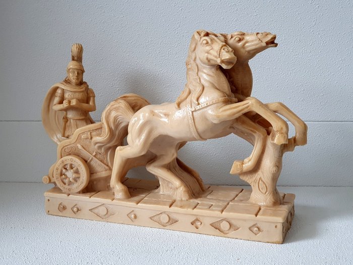 Romersk stridsvogn med to hester og centurion (signert) - Ivorine