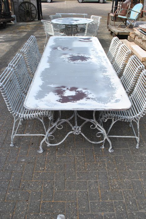 Um conjunto de móveis de jardim, Arras, mesa grande com oito cadeiras (9) - Ferro (fundido / forjado) - Século 20