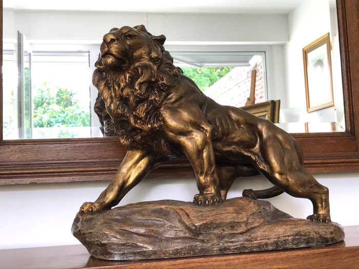 A. Fagotto - Escultura de um leão de terracota com pátina dourada (1) - Terracota - ca. 1920
