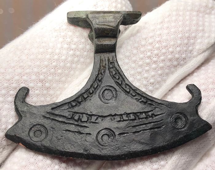 Viking age. Brons Rare pendant / amulet in the form of a combat galley with die-cut circle decoration. – (1)