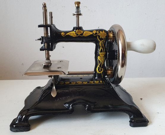Possibly F.W.Muller - Muller#15  - 玩具缝纫机，1910 / 20s - 铁（铸／锻）, 带有金色和白色瓷把手的装饰