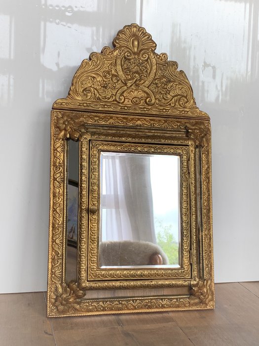 Antiker 63 cm großer friesischer Spiegelschrank mit Facettenschliff mit schönem Rahmen, Schlüsselschrank, Bürstenschrank - Spiegel aus Gold, Kupfer, Holz und Facettenschliff