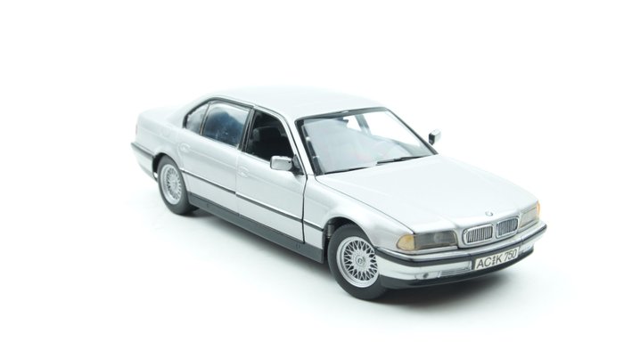MiniChamps - 1:24 - BMW 750IL E38 1994 Silver - 寶馬經銷商版