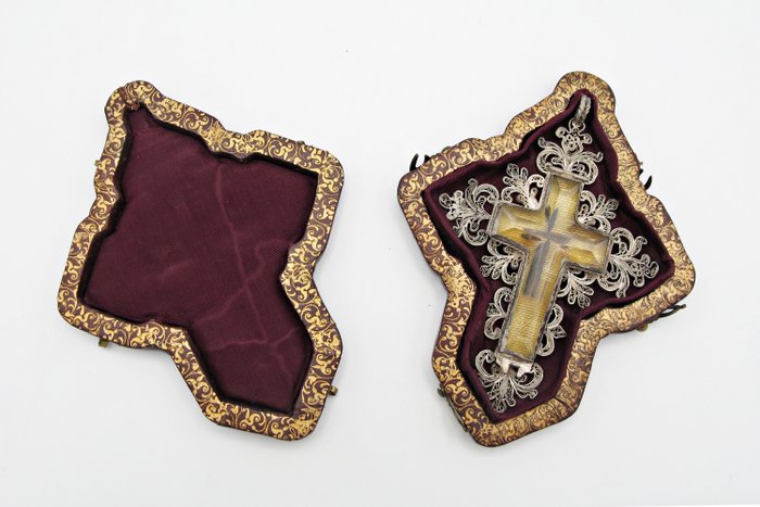 Drewno Świętego Krzyża - Relikwiarz w oryginalnym skórzanym etui i złotych fryzach - Kryształ górski i srebrny filigran - Late 18th century