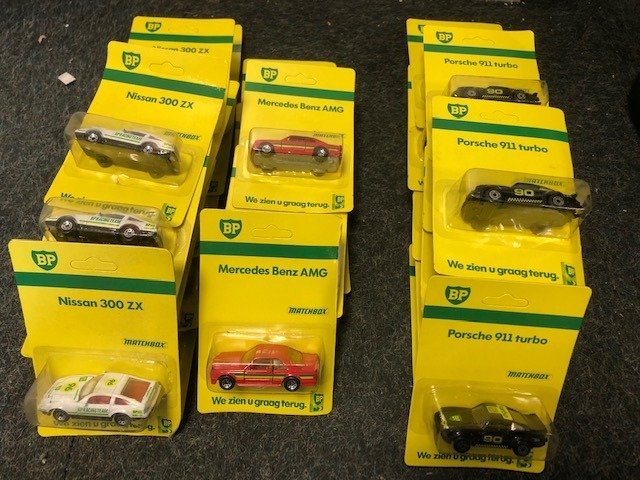 Matchbox - 1:64 - Lot of 33 Porsche, nissan, mercedes Benz - de BP modellen en verpakkingen zijn in originele en in goede staat