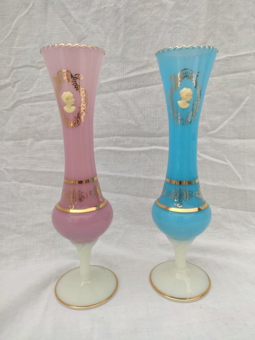 Beautiful pair of opaline vases with cameo. (2) - opaline glass