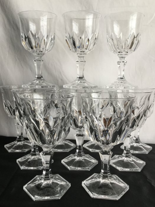 Cristal d'Arques ,  model Chaumont - 12 copas de vino de cristal transparente bellamente cortadas - Francia de finales del siglo XX