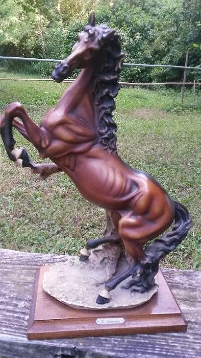 Giuseppe Armani - Beautiful and large sculpture representing a prancing horse (1) - Resin/Polyester