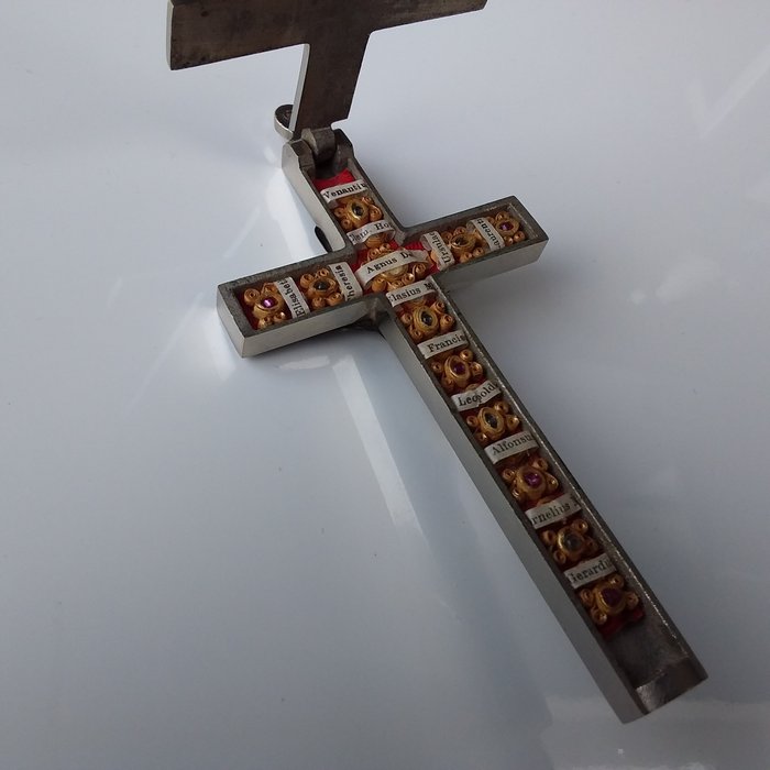 Reliquiar, Kruzifixkreuz mit mehreren Reliquien (1) - Eisen (Gusseisen/ Schmiedeeisen), Holz - Anfang des 20. Jahrhunderts