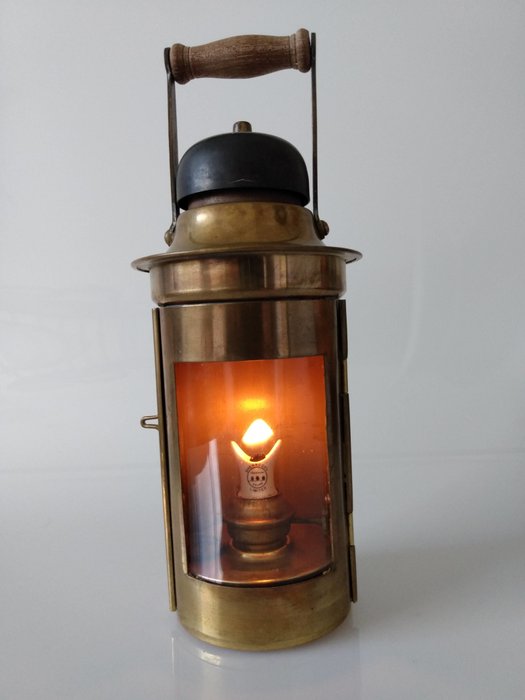Sherwoods (Markenzeichen Sound) Limited, Kompasslampe. - Messing, Glas, Porzellan und Holz. - Mitte des 20. Jahrhunderts