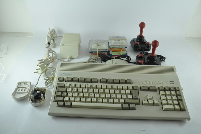 Commodore - Dinamita desktop Amiga 1200 Boxed - În cutia originală