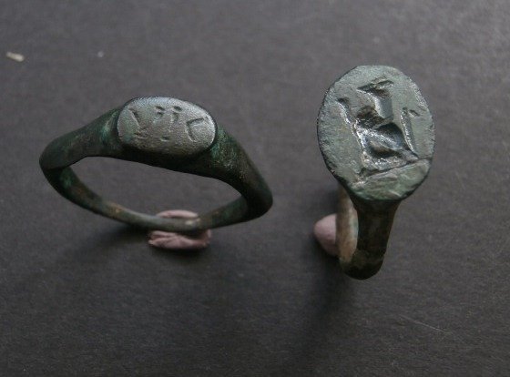 Ρωμαϊκή αυτοκρατορία: δύο πολύ σπάνια ρωμαϊκά χάλκινα Δαχτυλίδια σφραγίδας: VIC και με σκύλο καθίσματος - 18/20 mm