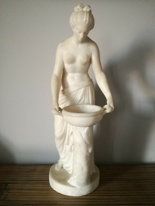 Antiga e grande escultura em mármore de uma mulher lavando-se - 43 cm - Mármore - Início do século XX