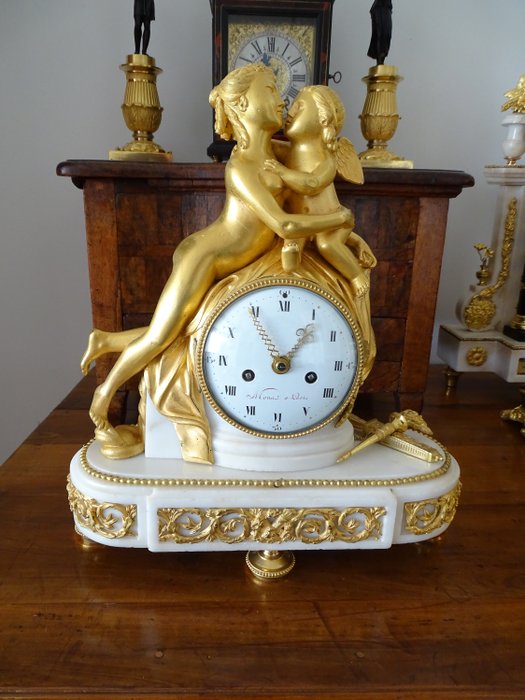 路易十六的“ L'Amour et L'Amitie”钟18世纪末期 - 金色青铜和大理石 - Late 18th century