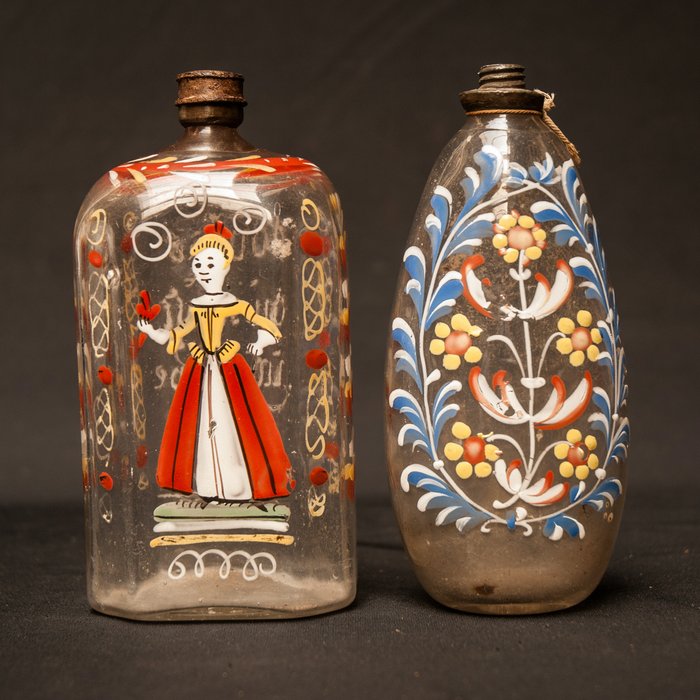 Deux bouteilles de souris bohème du XVIIIe siècle. - verre, émail, étain.