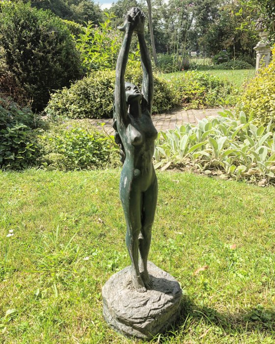 Le Carrefour de la Vie - fuente de jardín que representa a una mujer desnuda, 54 cm. alto - Resina / Poliéster - circa 2000