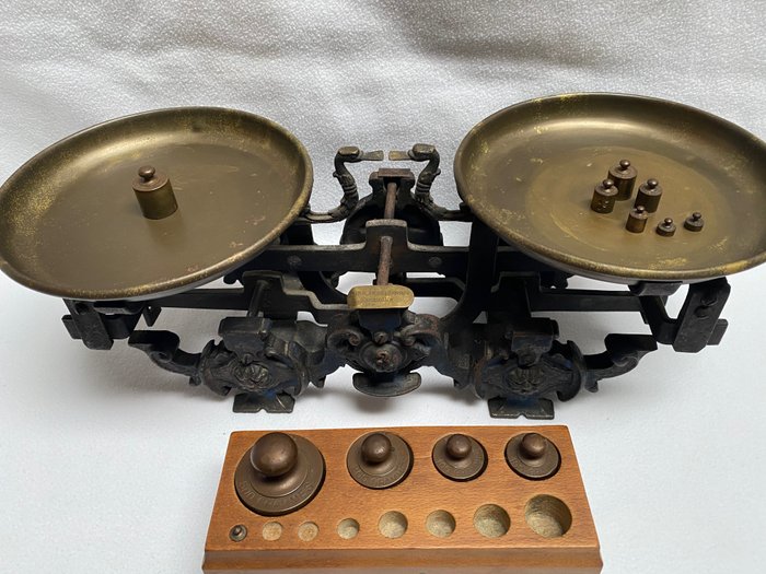Old weighing scale with weights - Cast iron