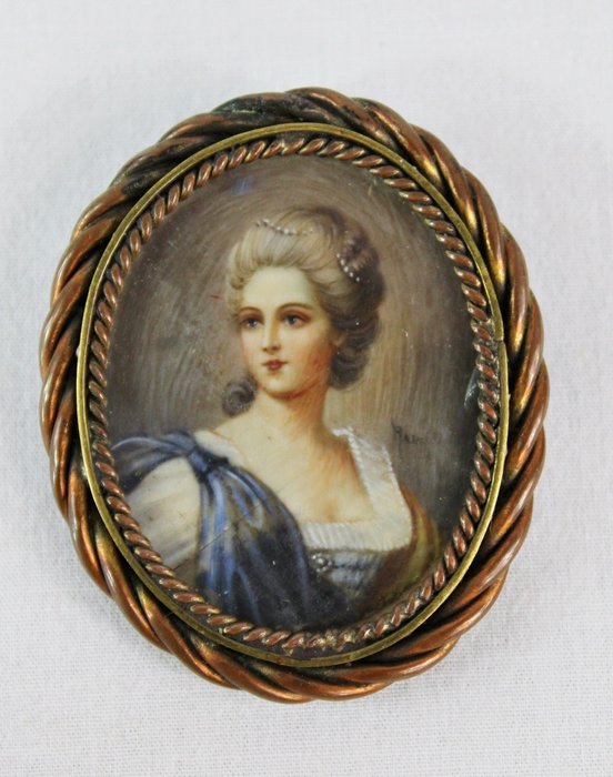 Un dipinto in miniatura di una signora dentro una spilla - Avorio - XIX secolo