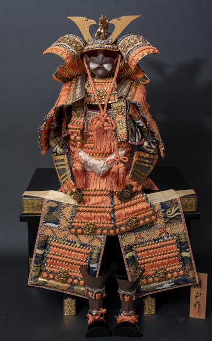 Ningyo - Acier, Bois, Plaqué or - Samoerai harnas / Yoroi Musha doll armour ,compleet met kist - Japon - vers 1950