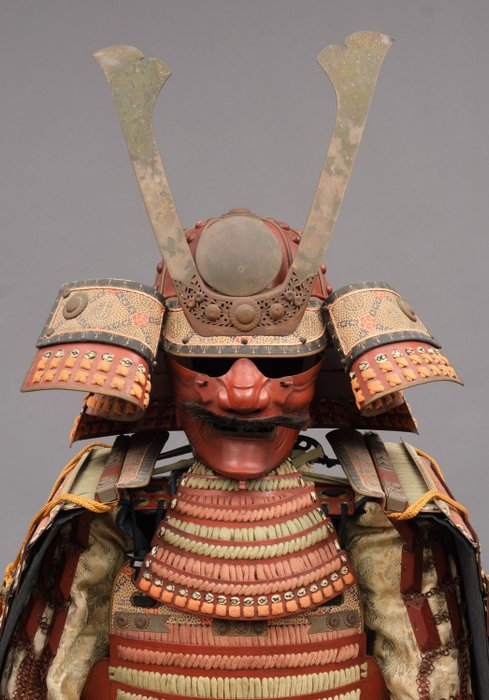 Yoroi - Lacqierede metal - A large red lacquered suit-of-armour (Yoroi) in very nice condition - Japonia - Taisho - okres Showa